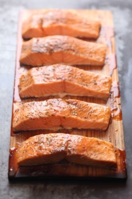 Lachs auf dem Zedernholzbrett